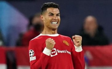 Cristiano Ronaldo feliz com o golo apontado à Atalanta e que deu a vitória ao Manchester United na Liga dos Campeões