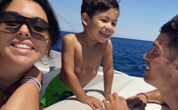 Cristiano Ronaldo em passeio de barco com Georgina Rodríguez e o filho Mateo