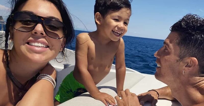 Cristiano Ronaldo em passeio de barco com Georgina Rodríguez e o filho Mateo