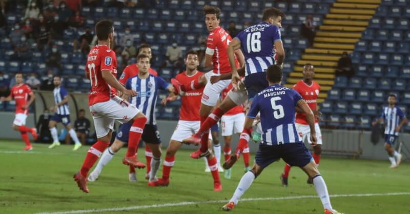 Jogadores de FC Porto e Santa Clara em disputa num lance de bola parada