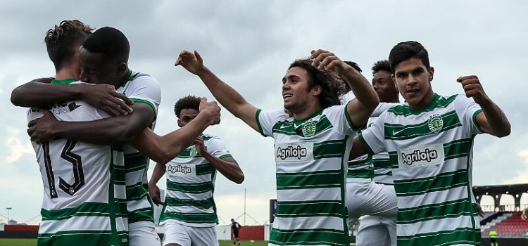 Jovens jogadores do Sporting festejam vitória sobre o Besiktas na Youth League