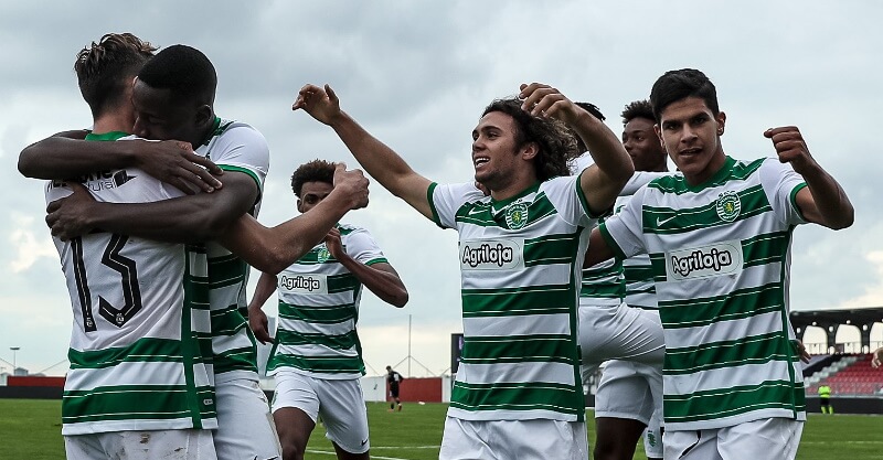 Jovens jogadores do Sporting festejam vitória sobre o Besiktas na Youth League