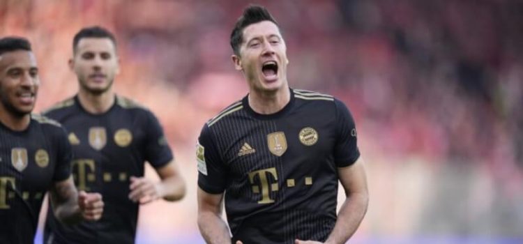 Robert Lewandowski celebra golo na goleada do Bayern de Munique ao Union Berlim
