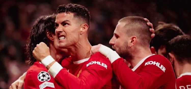 Cristiano Ronaldo festeja golo da vitória do Manchester United contra a Atalanta com os colegas