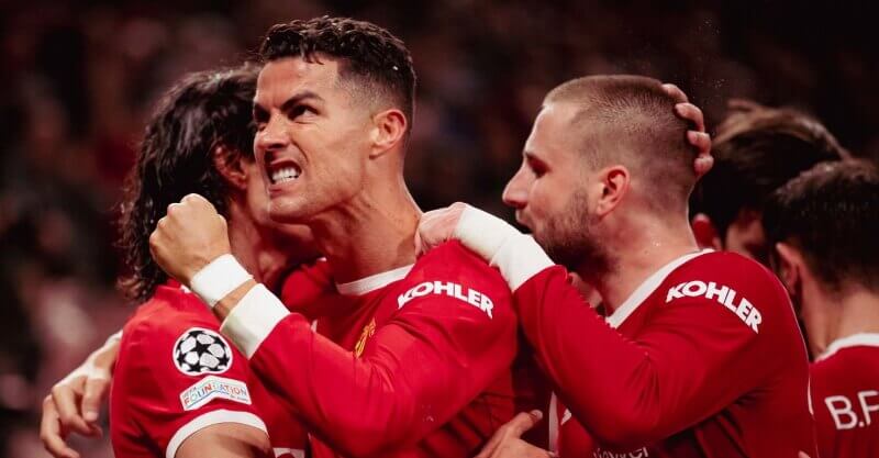 Cristiano Ronaldo festeja golo da vitória do Manchester United contra a Atalanta com os colegas