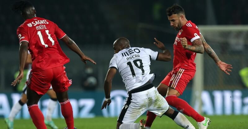 Jogadores de Benfica e V. Guimarães em disputa de bola na Taça da Liga