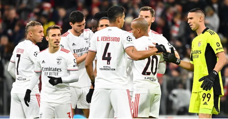 O desalento dos jogadores do Benfica após a derrota diante do Bayern de Munique