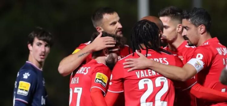 Jogadores do Benfica festejam golo na vitória sobre o Belenenses SAD
