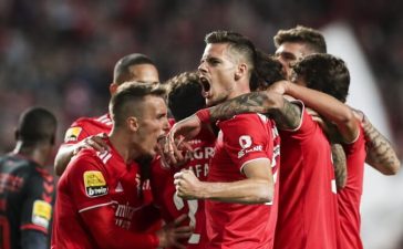 Jogadores do Benfica celebram golo ao SC Braga