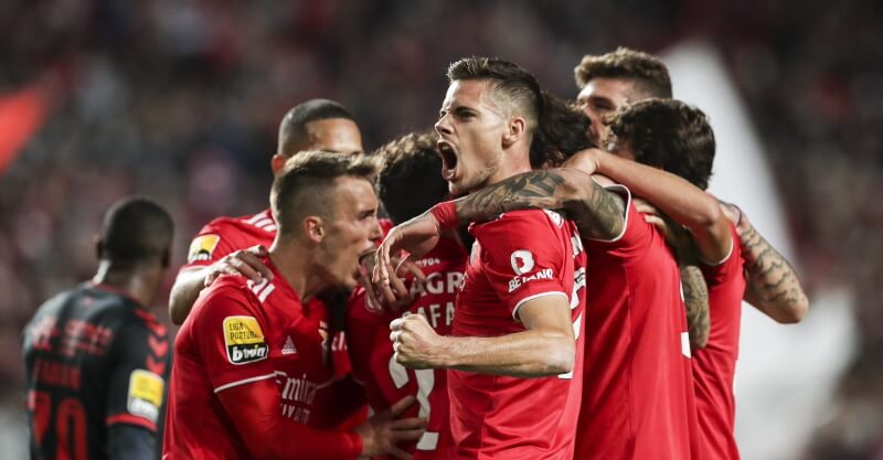 Jogadores do Benfica celebram golo ao SC Braga
