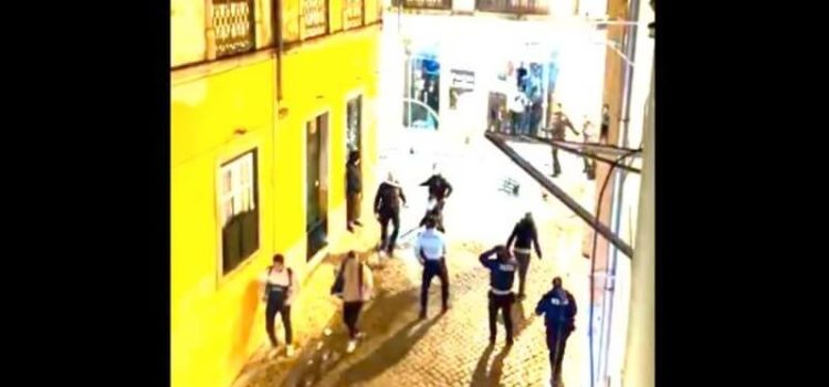 Adeptos do Borussia Dormund em confrontos com a polícia