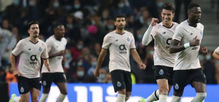 Jogadores do FC Porto celebram golo ao Feirense na Taça
