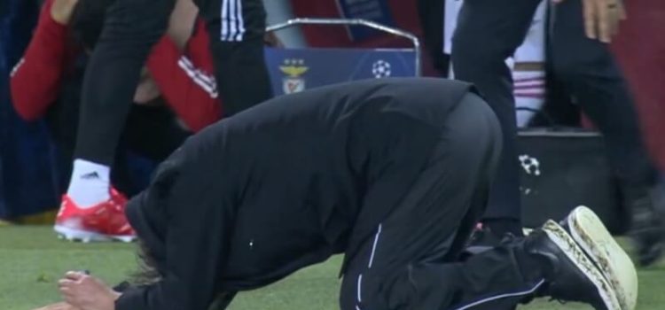 Jorge Jesus ajoelhado após o falhanço de Seferovic no Barcelona-Benfica