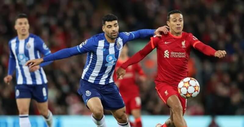 Mehdi Taremi em disputa de bola com Thiago Alcântara no Liverpool-FC Porto