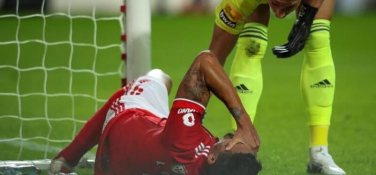 Lucas Veríssimo após lesão no Benfica-SC Braga