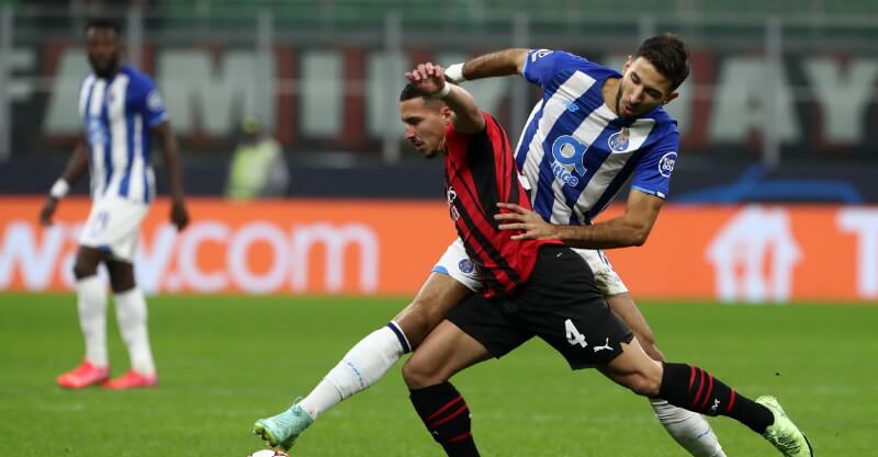 Marko Grujic em disputa de bola no AC Milan-FC Porto