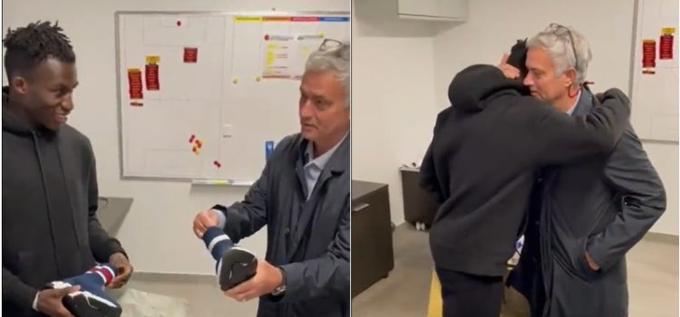 José Mourinho dá de presente chuteiras a Felix Afenia-Gyan