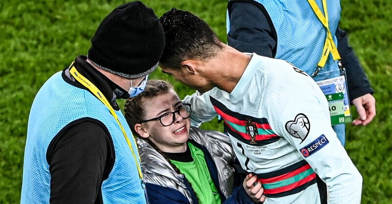 Cristiano Ronaldo com criança que invadiu o campo do República da Irlanda-Portugal