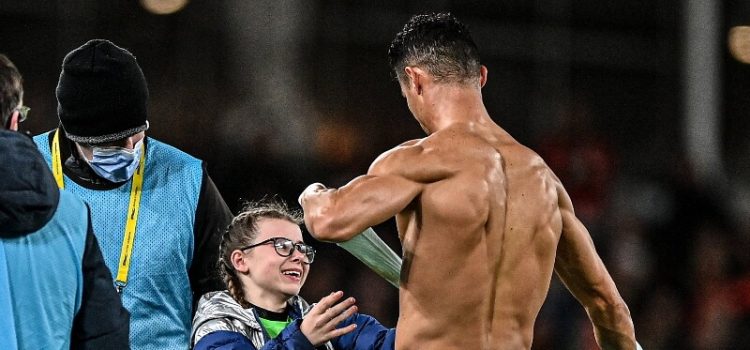 Cristiano Ronaldo entrega camisola a jovem fã após o República da Irlanda-Portugal
