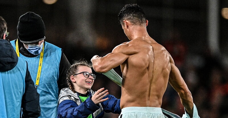 Cristiano Ronaldo entrega camisola a jovem fã após o República da Irlanda-Portugal