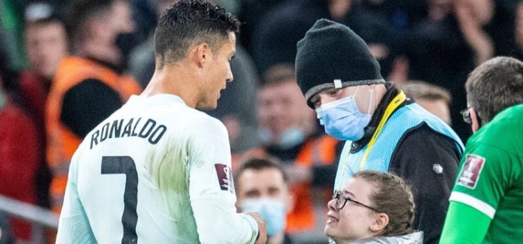 Cristiano Ronaldo surpreendido por criança no República da Irlanda-Portugal