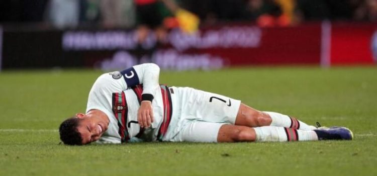 Cristiano Ronaldo deitado no chão a queixar-se de falta no República da Irlanda-Portugal