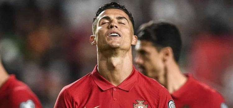 A desilusão de Cristiano Ronaldo após a derrota de Portugal frente à Sérvia