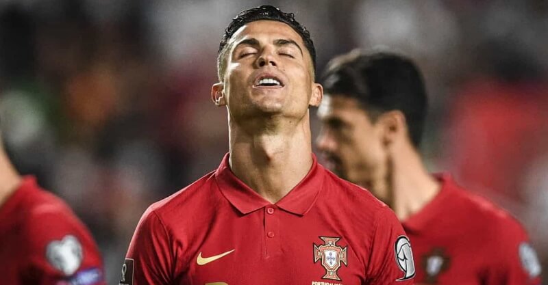 A desilusão de Cristiano Ronaldo após a derrota de Portugal frente à Sérvia