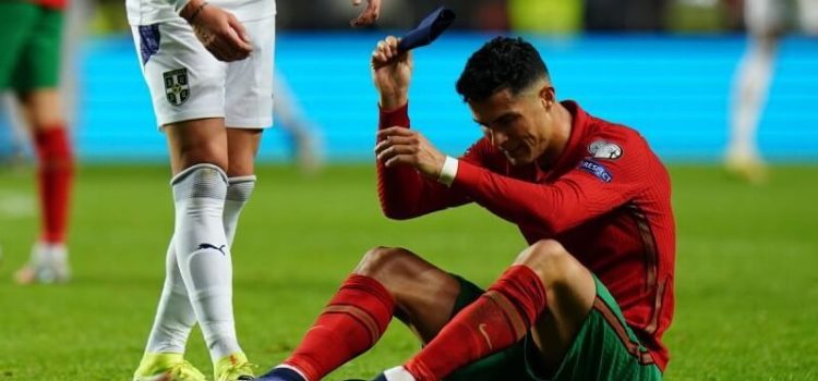 Cristiano Ronaldo desiludido com a derrota de Portugal diante da Sérvia