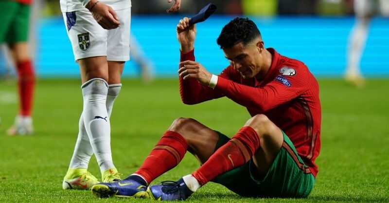 Cristiano Ronaldo desiludido com a derrota de Portugal diante da Sérvia