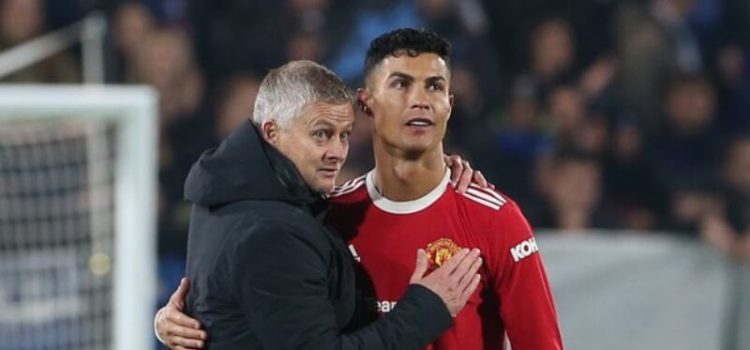 Cristiano Ronaldo saudado por Ole Gunnar Solskjaer, treinador do Manchester United