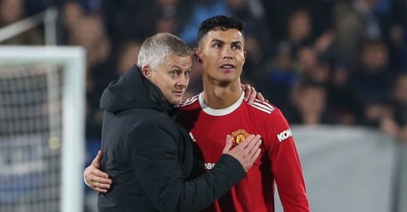 Cristiano Ronaldo saudado por Ole Gunnar Solskjaer, treinador do Manchester United