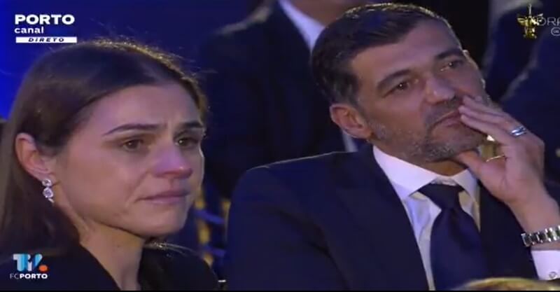Sérgio Conceição e a mulher Liliana em lágrimas após o filho Francisco ter recebido o Dragão de Ouro