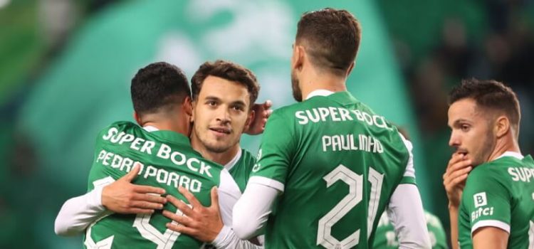 Jogadores do Sporting festejam golo de Pedro Gonçalves ao Varzim na Taça