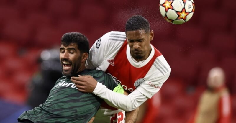 Haller e Luís Neto em disputa de bola no Ajax-Sporting