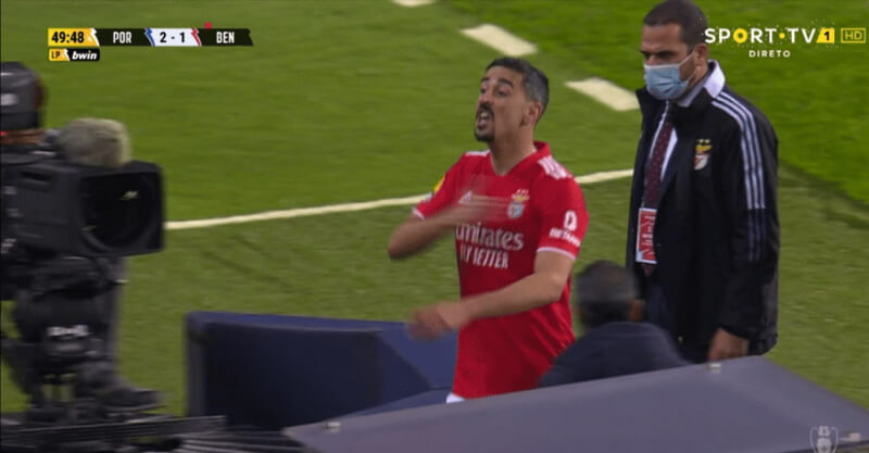 André Almeida, jogador do Benfica, responde a apupos dos adeptos do FC Porto