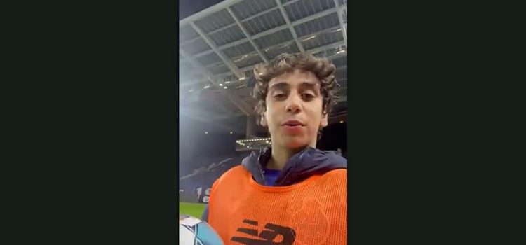 Jovem apanha bolas do FC Porto-Benfica