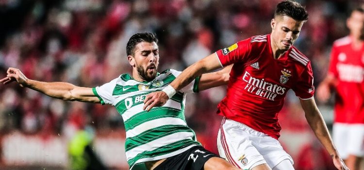 Paulinho e Weigl em disputa de bola no Benfica-Sporting