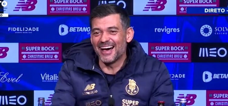 Sérgio Conceição ri-se em conferência de imprensa após tirada de jornalista