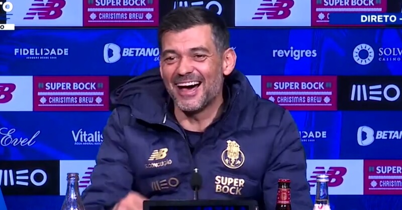 Sérgio Conceição ri-se em conferência de imprensa após tirada de jornalista