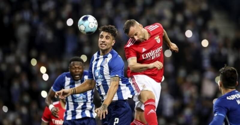 Fábio Cardoso e Haris Seferovic em disputa de bola pelo ar no FC Porto-Benfica