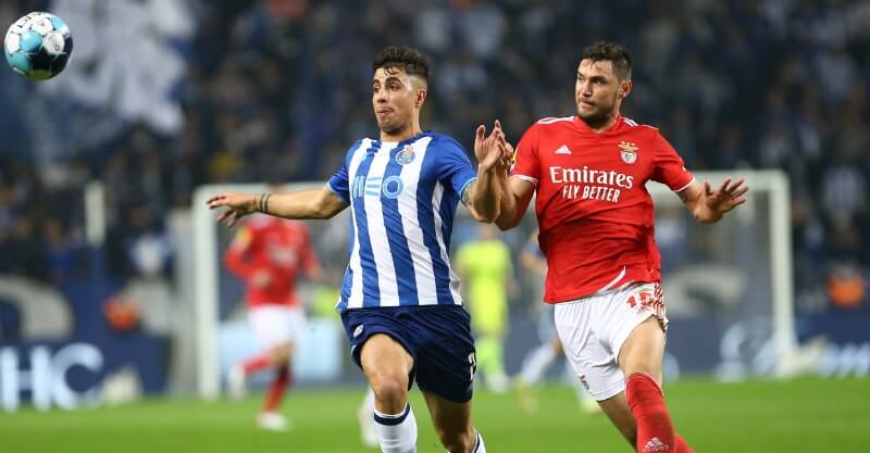 Fábio Cardoso e Yaremchuk em disputa de bola no FC Porto-Benfica