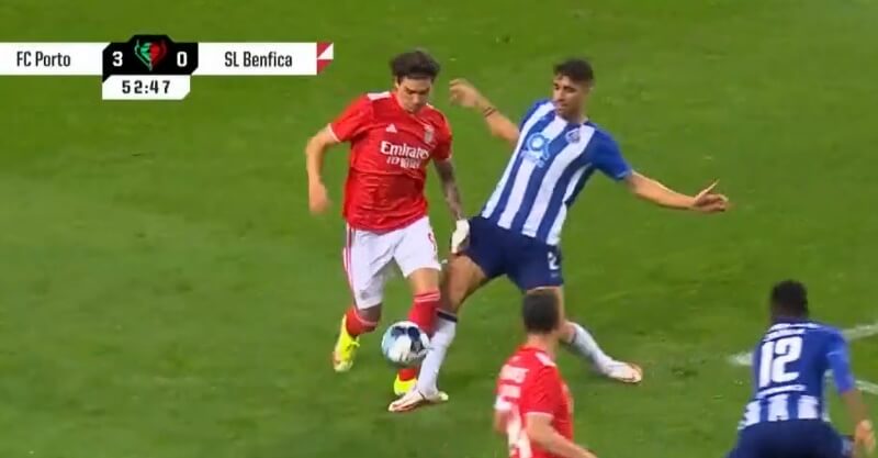 Pisão de Fábio Cardoso a Darwin Nuñez no FC Porto-Benfica (Taça de Portugal)