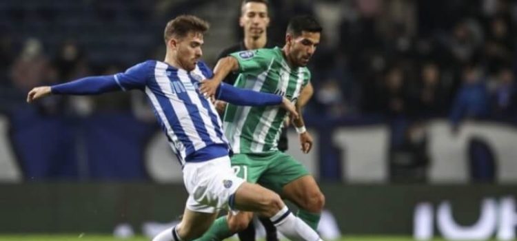 Jogador do FC Porto em disputa de bola com jogador do Rio Ave na Taça da Liga