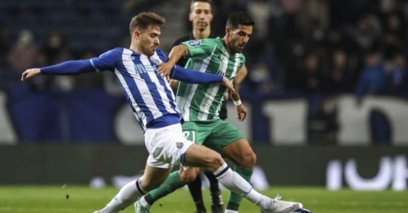 Jogador do FC Porto em disputa de bola com jogador do Rio Ave na Taça da Liga