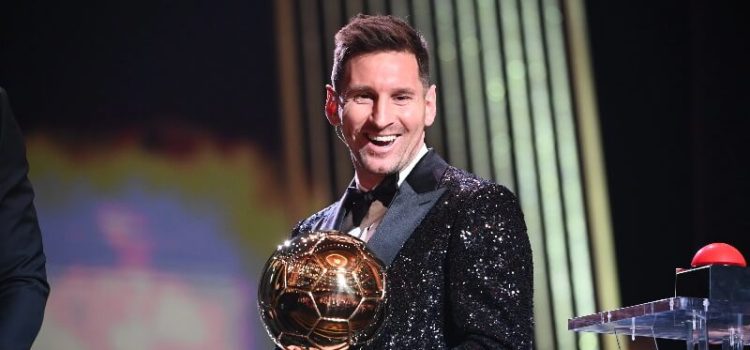 Lionel Messi posa com a sua 7ª Bola de Ouro