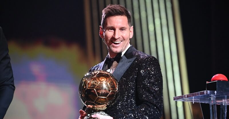 Lionel Messi posa com a sua 7ª Bola de Ouro