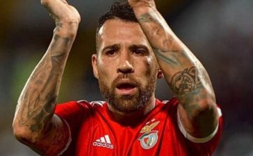 Nicolás Otamendi aplaude adeptos do Benfica