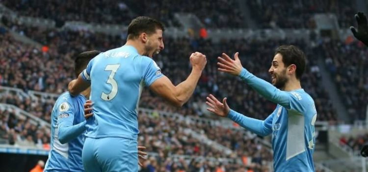 Rúben Dias e Bernardo Silva celebram golo pelo Manchester City