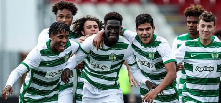 Jogadores do Sporting fetejam uma vitória na Youth League